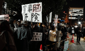 48小时已过，中国战区亮刀，改变对日称呼，高市遭日本民众唾弃