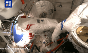 神舟二十一号航天员乘组圆满完成第一次出舱活动