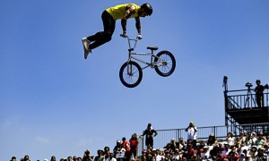 澳大利亚自行车队奔赴巴黎前遭窃，卫冕冠军头盔靴子被盗