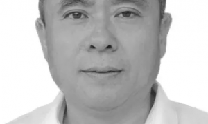 江西临川三中党总支书记梅军水查看教学楼屋顶漏水时意外坠楼，不幸去世